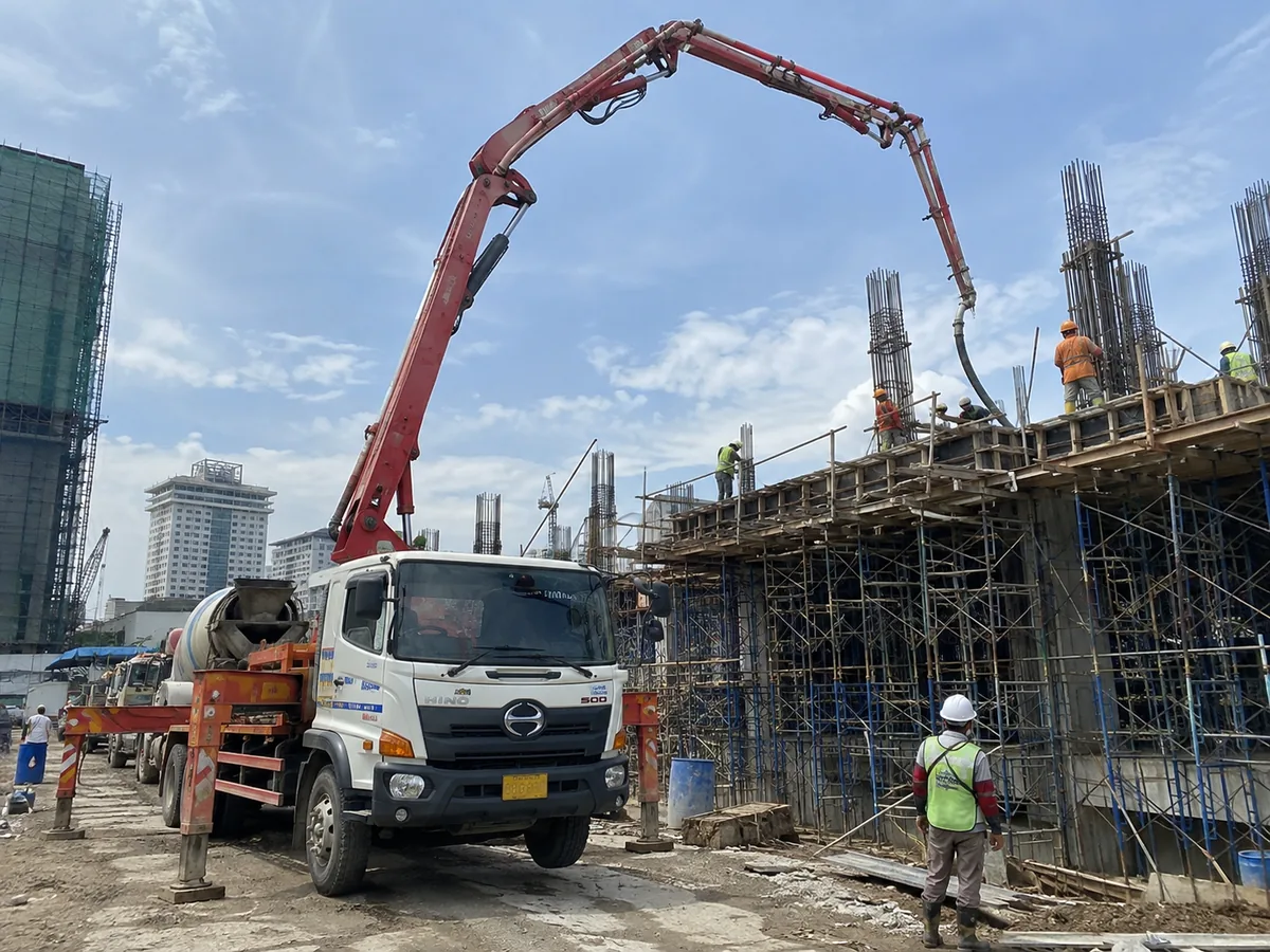 Pompa beton atau concrete pump untuk proyek pengecoran di Kota Tarakan